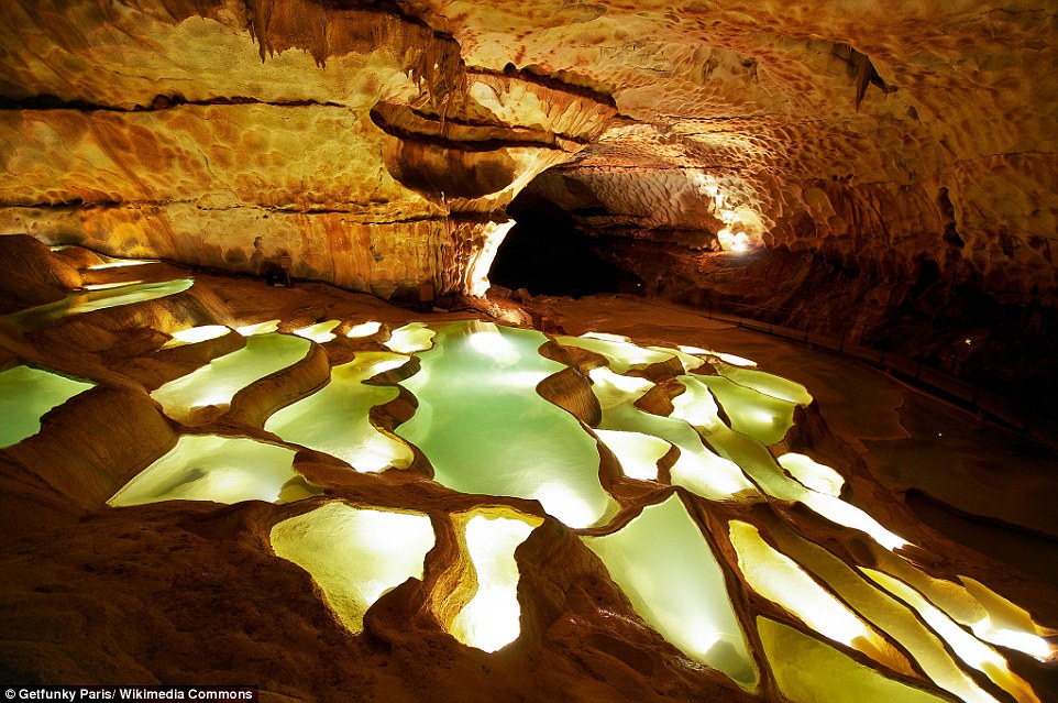 Hang động La Grotte de St Marcel d’Ardèche được một thợ săn phát hiện vào năm 1836, sau khi đánh rơi dây xuống một lỗ nhỏ trong hang động. Hang động La Grotte de St Marcel d’Ardèche được một thợ săn phát hiện vào năm 1836, sau khi đánh rơi dây xuống một lỗ nhỏ trong hang động.